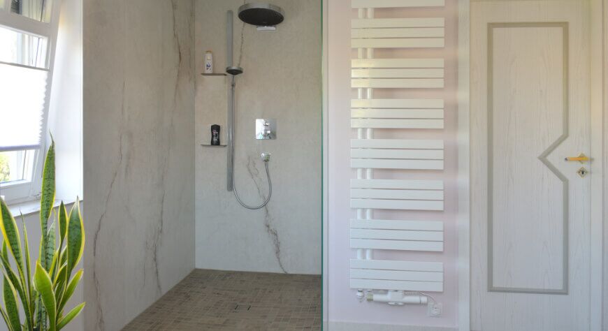 Barrierefreie, boden­gleiche Dusche, realisiert von FESA – Die Komfortinstallateure® – aus Leipzig/Markkleeberg, Tel. 034297 149866.