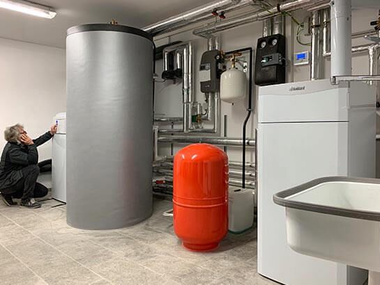 Heizung modernisieren: Die „Klempner“ von FESA installieren die passende Technik, damit Heizkosten und CO2-Ausstoß dauerhaft merklich sinken.