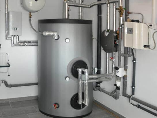 Heizung modernisieren: Die „Klempner“ von FESA installieren die passende Technik, damit Heizkosten und CO2-Ausstoß dauerhaft merklich sinken.