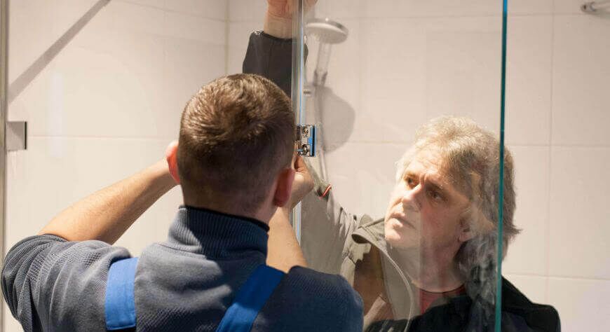 Barrierefreier Badumbau? Im Großraum Leipzig rufen Sie am besten FESA – Die Komfortinstallateure®, Tel. 034297 149866.