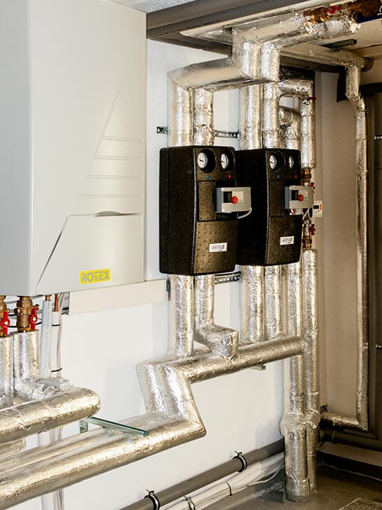 Die Sanitär- und Heizungsmonteure von FESA planen, installieren, warten und reparieren wasserführende Heizungsanlagen. Die Sanitär- und Heizungsmonteure von FESA planen, installieren, warten und reparieren wasserführende Heizungsanlagen.
